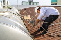Kinh nghiệm "giữ mạng" của thợ nhôm kính hơn 10 năm trèo tường, leo mái nhà