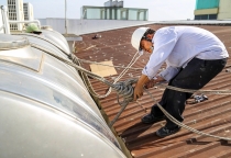 Kinh nghiệm "giữ mạng" của thợ nhôm kính hơn 10 năm trèo tường, leo mái nhà