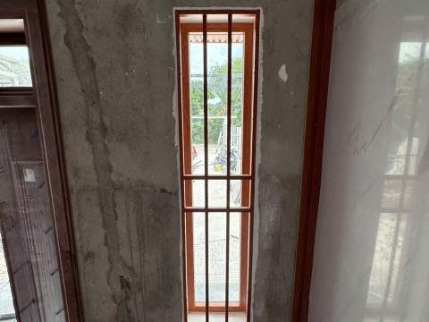 Nhôm xingfa màu vân gỗ và khung bảo vệ màu vân gỗ nhà Chị My - Bà Tô 