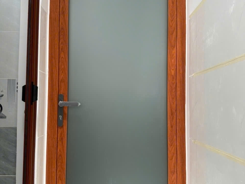 Nhôm xingfa màu vân gỗ và khung bảo vệ màu vân gỗ nhà Chị My - Bà Tô 