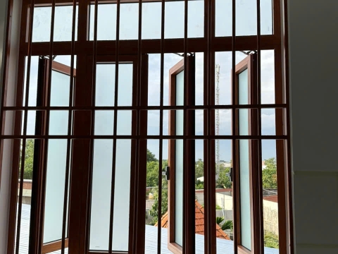 Nhôm xingfa màu vân gỗ và khung bảo vệ màu vân gỗ nhà Chị My - Bà Tô 