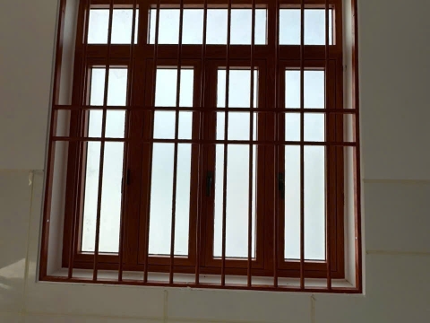 Nhôm xingfa màu vân gỗ và khung bảo vệ màu vân gỗ nhà Chị My - Bà Tô 