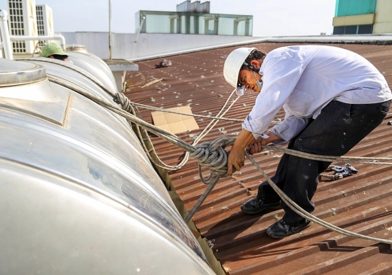 Kinh nghiệm "giữ mạng" của thợ nhôm kính hơn 10 năm trèo tường, leo mái nhà