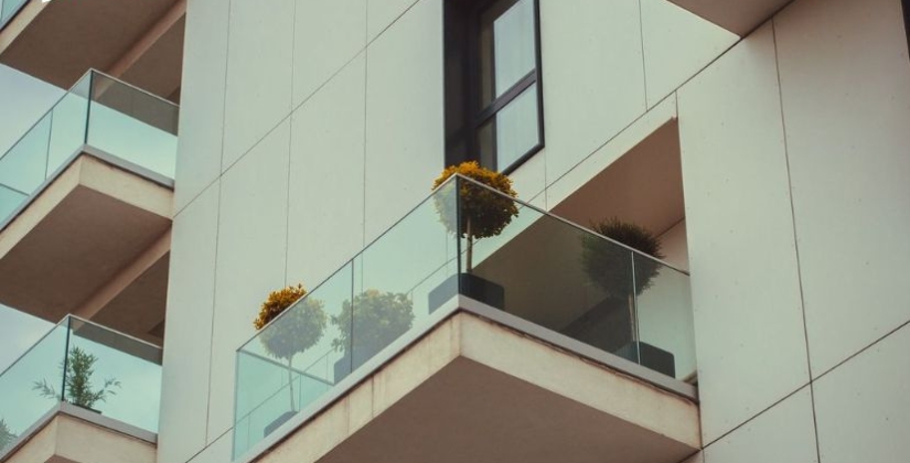 Lan Can Kính Cường Lực Có An Toàn Không? Những Điều Cần Biết Trước Khi Thi Công