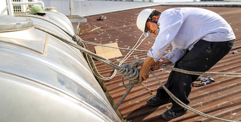 Kinh nghiệm "giữ mạng" của thợ nhôm kính hơn 10 năm trèo tường, leo mái nhà